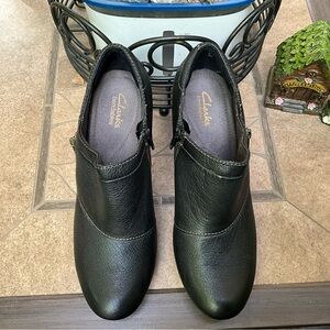 Clarks Women's Black Leather Loafers sz 9